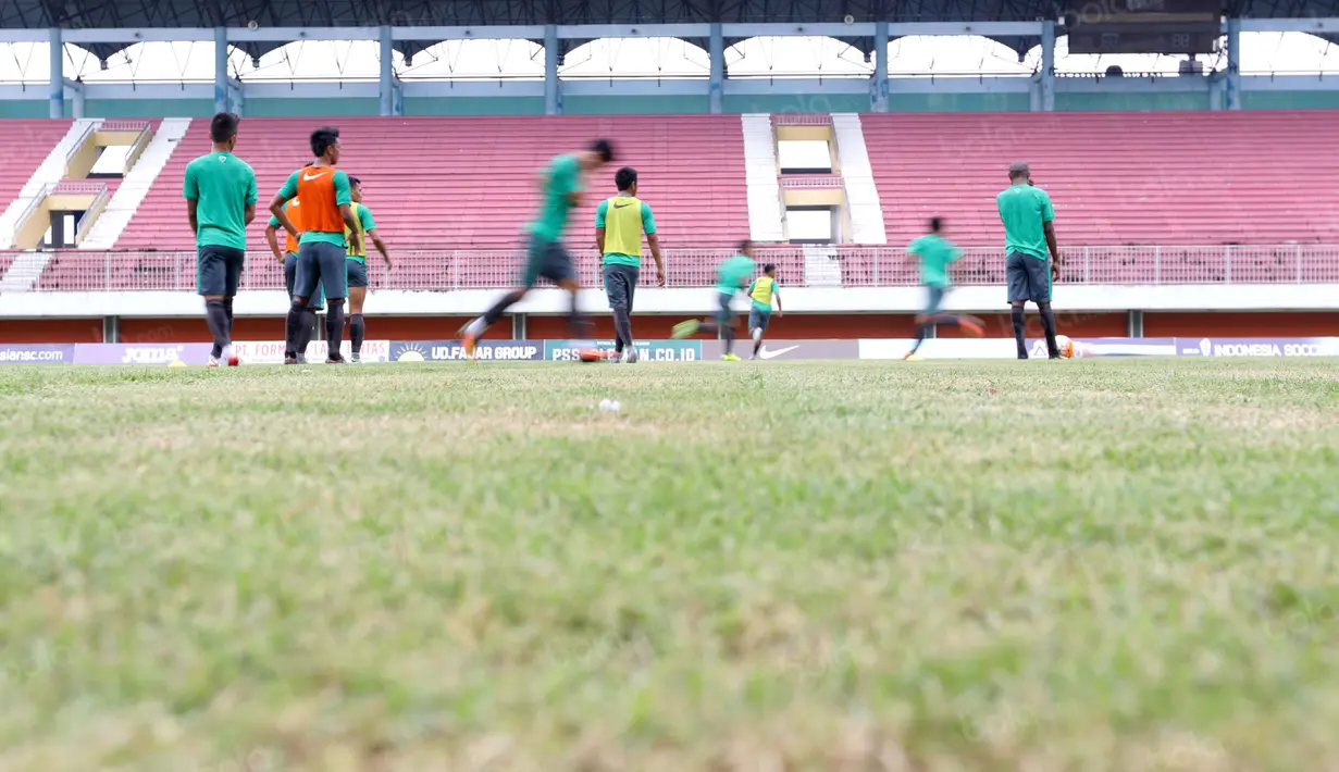 Para pemain timnas Indonesia tengah berlatih strategi umpan silang jelang melawan Vietnam pada laga uji coba di Stadion Maguwoharjo, Sleman, Jumat (7/10/2016). (Bola.com/Nicklas Hanoatubun)