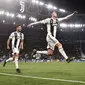 Penyerang Juventus Cristiano Ronaldo (kanan) diikuti rekan-rekan setimnya merayakan gol ke gawang Atletico Madrid pada leg kedua babak 16 besar Liga Champions di Allianz Stadium, Turin, Selasa (12/3). Juventus menang 3-0. (Marco BERTORELLO/AFP)