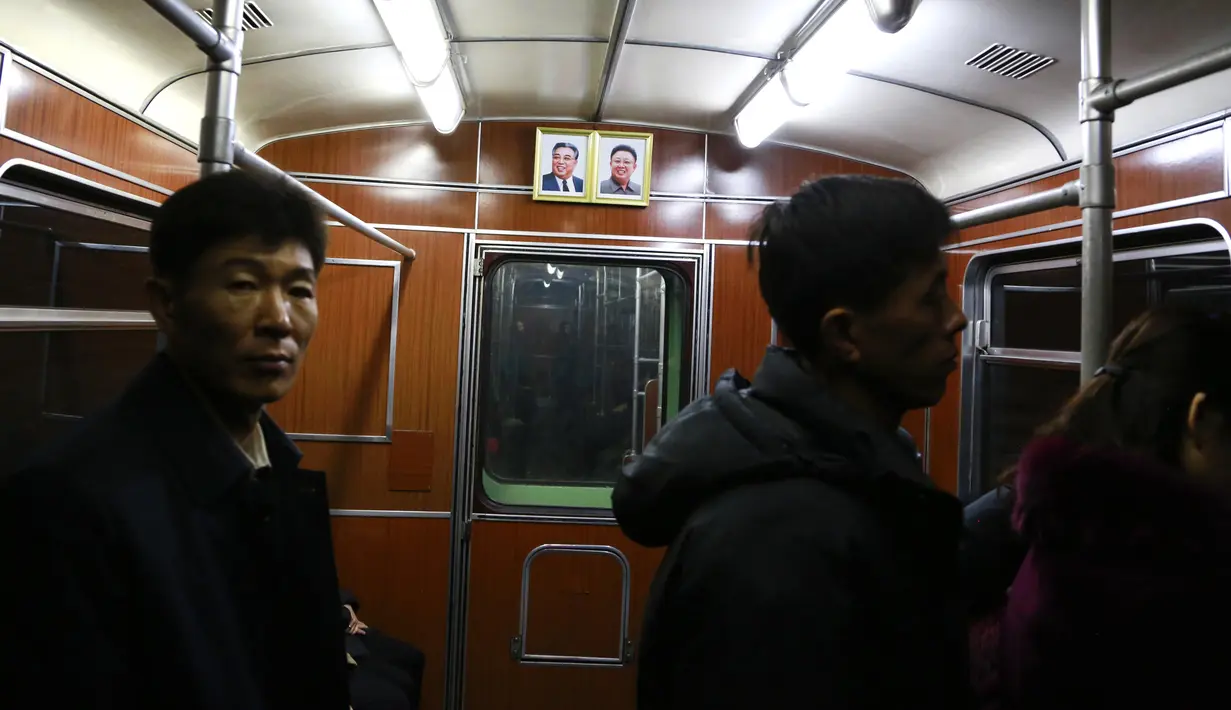 Foto mendiang pemimpin Korea Utara Kim Il Sung, kiri, dan putranya Kim Jong Il digantung di dalam kereta bawah tanah di Pyongyang, Korea Utara (23/1/2019). (AP Photo/Dita Alangkara)