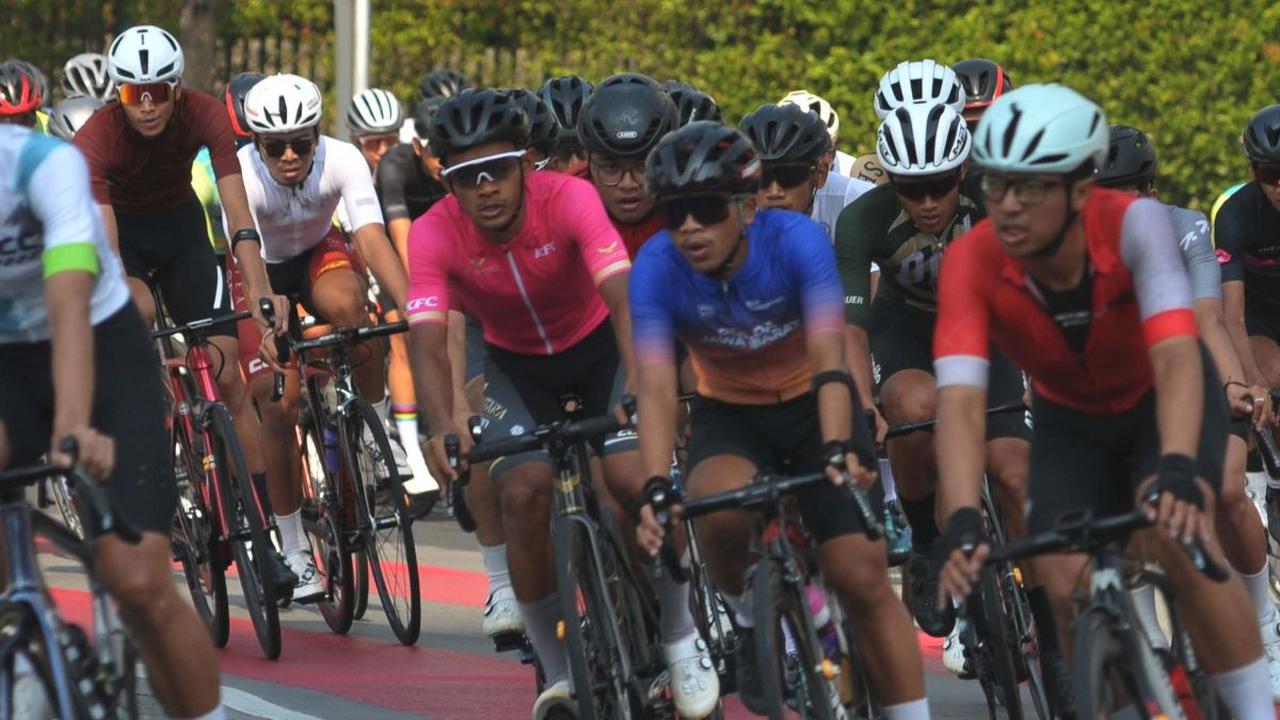 Peserta balap sepeda Zebra Bhayangkara Presisi Sudirman Loop berpacu mengayuh sepeda saat melintasi Bundaran HI di Jakarta, Sabtu (13/7/2024). Foto: merdeka.com / Imam Buhori