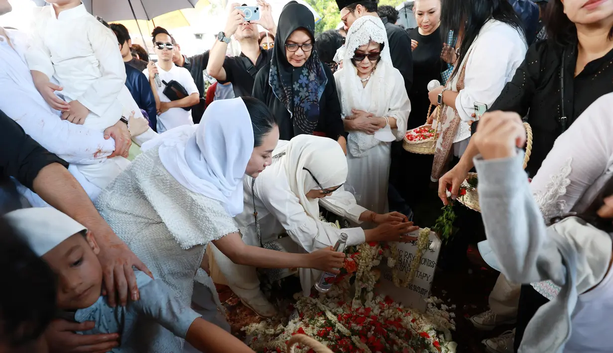 Dewi Yull terlihat tegar sepanjang prosesi pemakaman Ray Sahetapy. (KapanLagi.com/Budy Santoso)