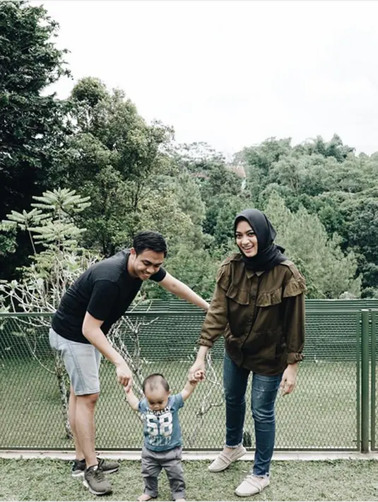 Harapan pasangan Ayudia Bing Slamet dan Muhammad Pradhana Budiarto atau lebih akrab disapa Dito mini albumnya bisa diterima di masyarakat. Keduanya mengungkapkan proses pembuatannya dengan hati dan cinta. (Instagram/ayudiac)