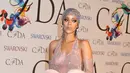 Saat menghadiri acara megah pun, RiRi nggak segan untu memamerkan kecantikan tubuhnya dengan baju transparan. (REX/Shutterstock/HollywoodLife)