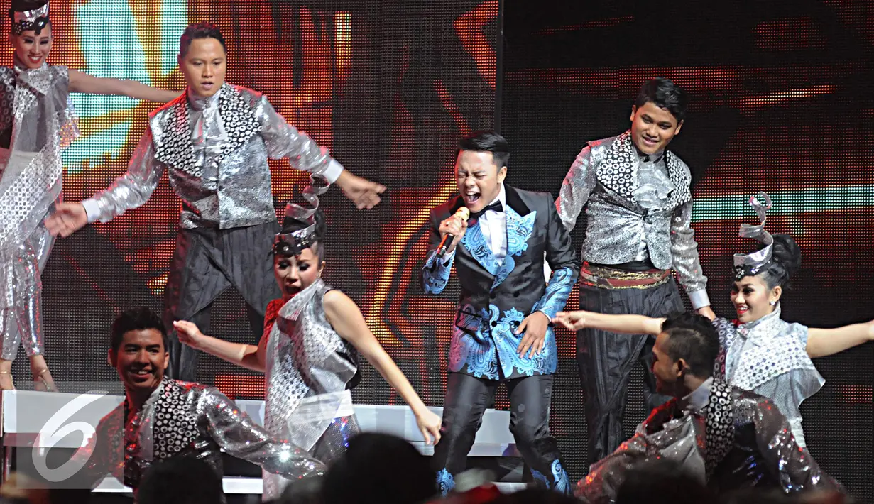 Penampilan Danang saat Indonesian Dangdut  Award  2016  di Studio 6 Emtek, Jakarta, Rabu (9/11). IDA  2016 merupakan ajang pemberian penghargaan kepada mereka yang  berjasa dalam dunia musik  dangdut Indonesia. (Liputan6.com/Helmi Afandi)