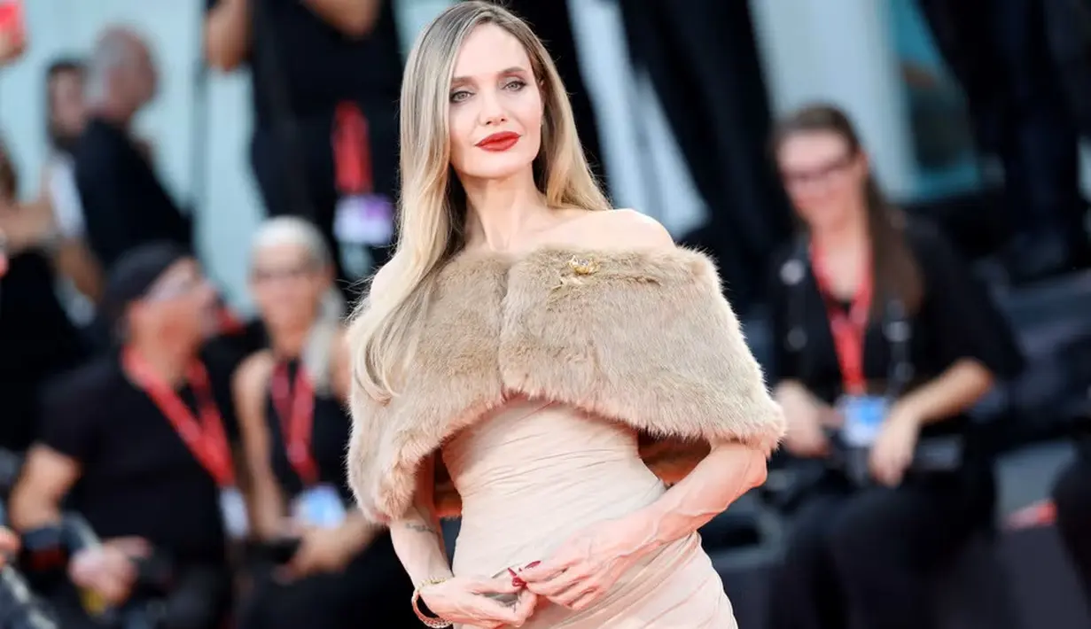 Angelina Jolie menirukan gaya sang diva Maria Callas yang diperankannya, dengan outfit yang dikenakannya saat menginjak red carpet. [Foto: Instagram]