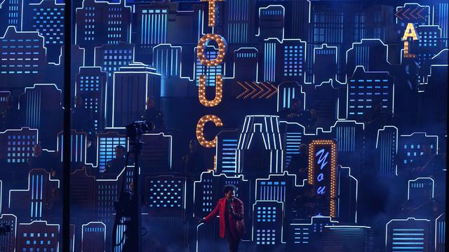 The Weeknd saat tampil di Super Bowl 2021 Halftime Show. (AP Photo/Gregory Bull)