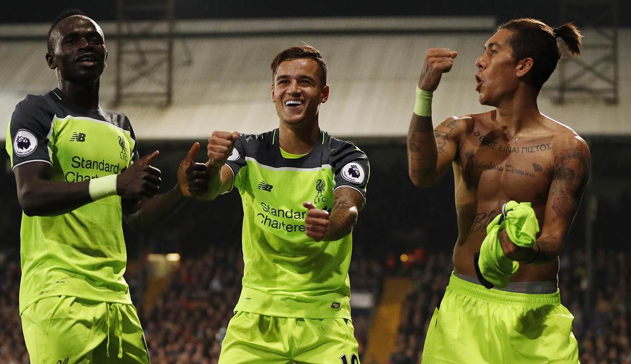 Gelandang Liverpool, Roberto Firmino, berjoget tanpa baju merayakan gol yang dicetaknya ke gawang Crystal Palace pada laga Premier League di Stadion Selhurst Park, Inggris, Sabtu (29/10/2016). Liverpool menang 4-2 atas Palace. (Reuters/John Sibley)