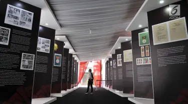 Pengunjung melihat koleksi yang ditampilkan dalam pameran Asian Games di Museum Fatahillah, Jakarta, Selasa (14/8). Pameran tersebut menampilkan berbagai koleksi dan sejarah penyelenggaraan Asian Games di Indonesia. (Merdeka.com/Iqbal Nugroho)