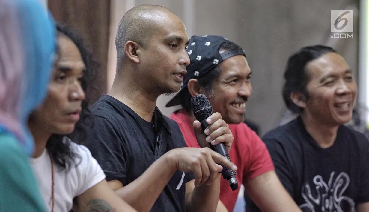 Ivanka Slank menjadi narasumber acara Halal Bihalal sekaligus Hari Anti Narkotika Internasional (HANI) di Markas Slank, Jakarta, Rabu (27/6). Personel Slank mengungkapkan proses mereka lepas dari jeratan kecanduan narkoba. (Liputan6.com/Faizal Fanani)