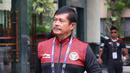 Pelatih Timnas Indonesia U-22, Indra Sjafri, saat meninggalkan Hotel Phnom Penh menuju Stadion Olympic, Phnom Penh, Selasa (16/05/2023). Mereka akan menjalani partai final SEA Games melawan Thailand. (Bola.com/Abdul Aziz)