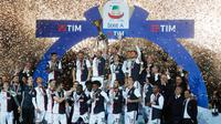 Pemain Juventus merayakan keberhasilannya meraih gelar juara Liga Italia Serie A di Stadion Allianz, Turin, (19/5/2019). Juventus berhasil mengunci titel juara Liga Italia 2018/2019. (AP Photo/Antonio Calanni)