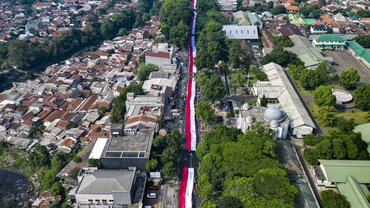 Ribuan Warga Bogor Bentangkan Bendera Merah Putih Raksasa