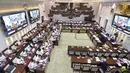 Kebijakan menahan harga BBM bersubsidi diarahkan untuk menjaga daya beli, termasuk konsumsi rumah tangga diharapkan tetap stabil. Tampak dalam foto, suasana rapat kerja Kementerian Keuangan dengan Komisi XI DPR di Kompleks Parlemen, Senayan, Jakarta, Senin (6/4/2026). (merdeka.com/Arie Basuki)