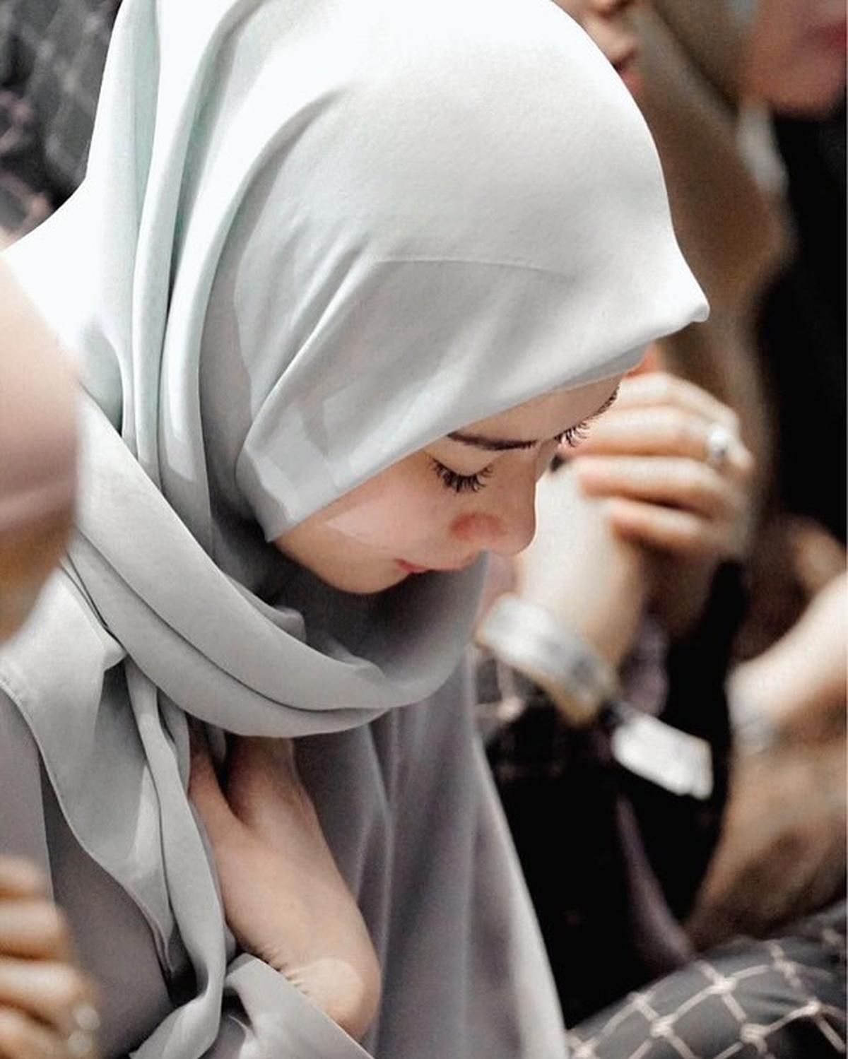 Potret Iris Wullur Ikut Kajian Bertajuk Titik Terendah, Nangis dan Peluk Sahabat