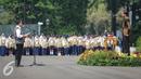 Presiden Joko Widodo mempimpin pembukaan kegiatan Kawah Kepemimpinan Pelajar (KKP) di Istana Merdeka, Jakarta (18/11). Melalui program ini pemerintah berusaha menanamkan pandangan dasar dan mentalitas kepemimpinan pelajar. (Liputan6.com/Faizal Fanani)