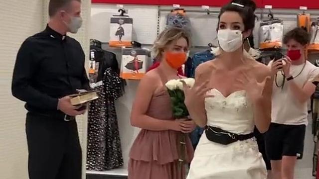 wanita datangi kantor kekasih sambil mengenakan baju pengantin