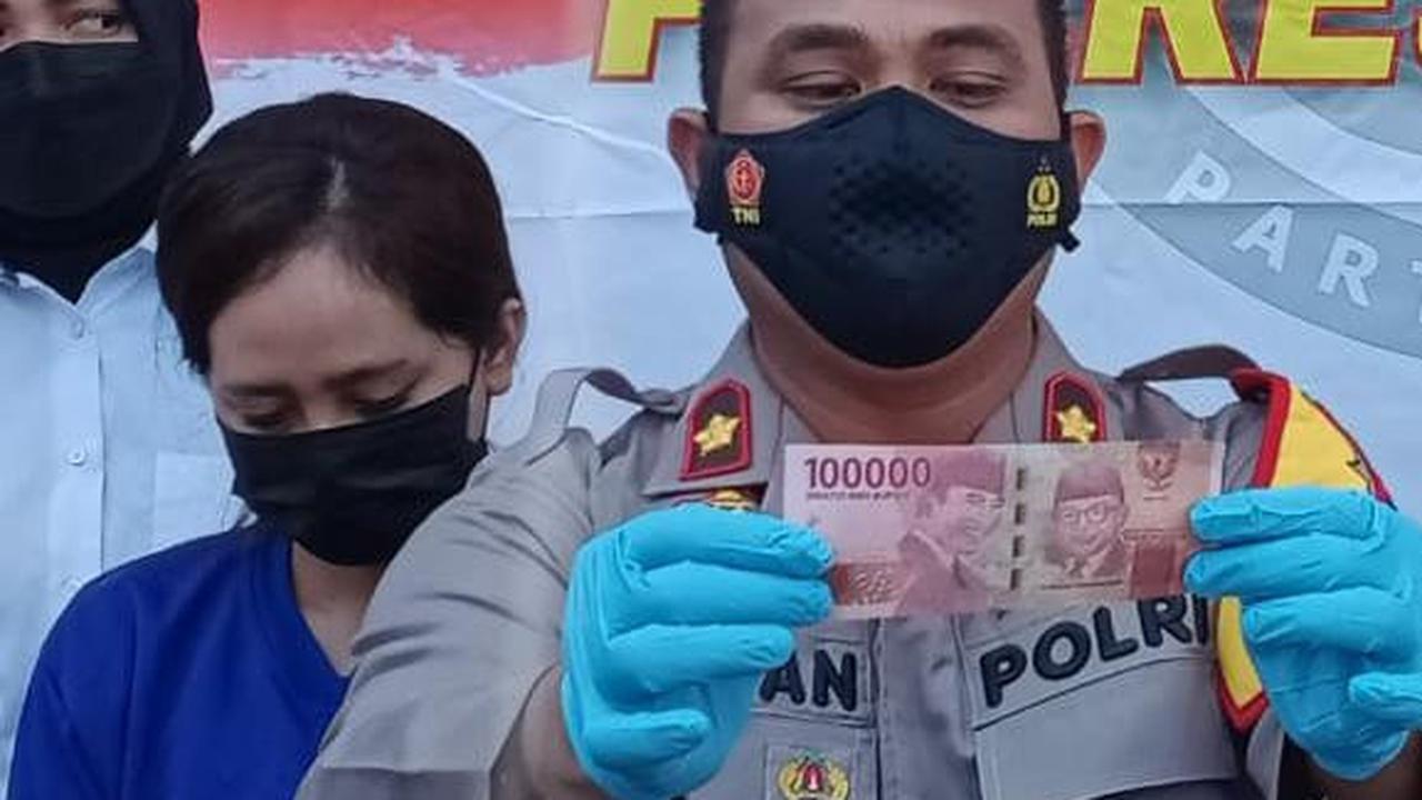 Polres Demak menangkap wanita cantik pelaku peredaran uang palsu dengan modus membeli kacang panjang di pasar tradisional. (Foto: Liputan6.com/Felek Wahyu)