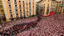 Festival ini dimulai pada siang hari tanggal 6 Juli dengan teriakan "Viva, San Fermín" dari balkon balai kota dan kemudian diikuti dengan pesta kembang api yang disebut Chupinazo. (AP Photo/Alvaro Barrientos)