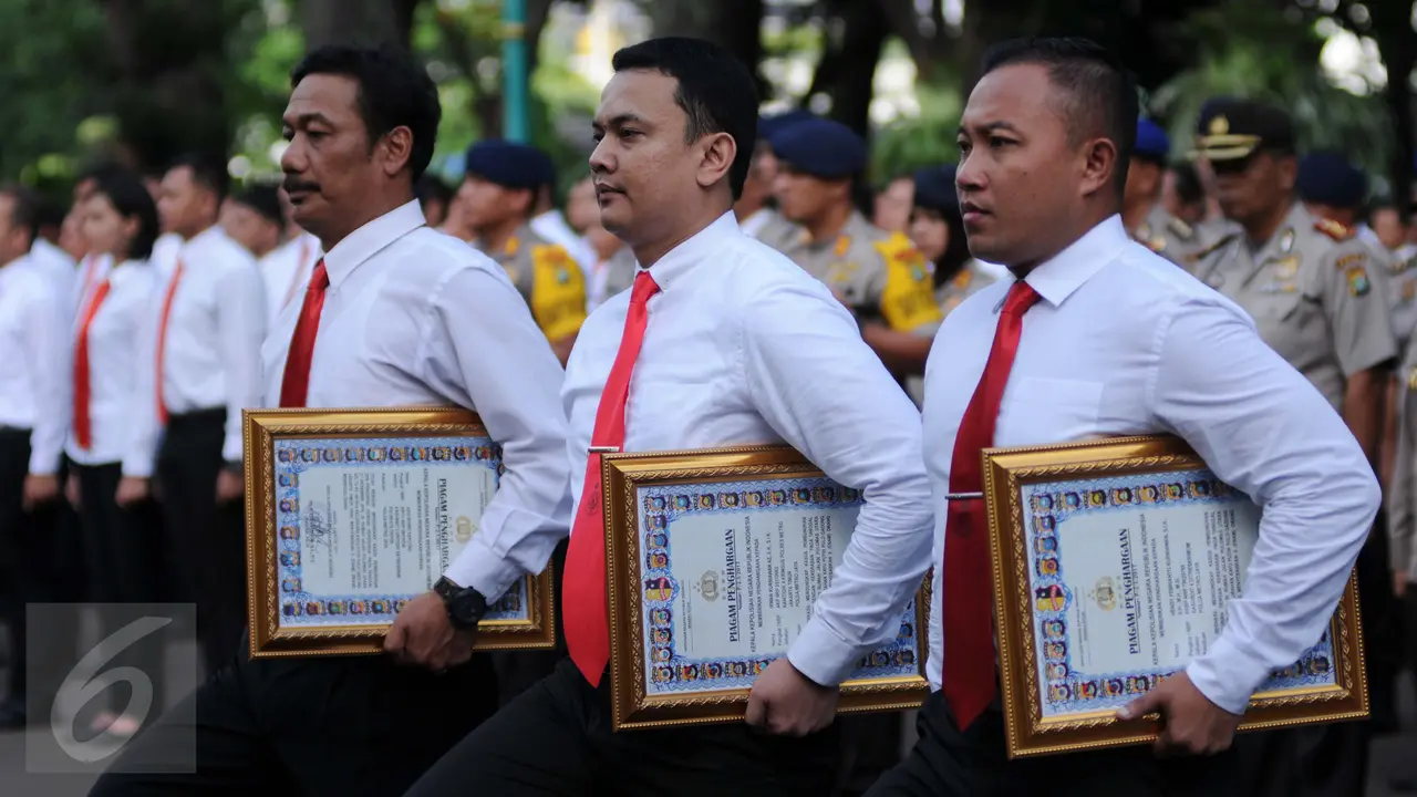 20170118- Kapolri Berikan Penghargaan untuk 87 Personel -Jakarta-Gempur M Surya