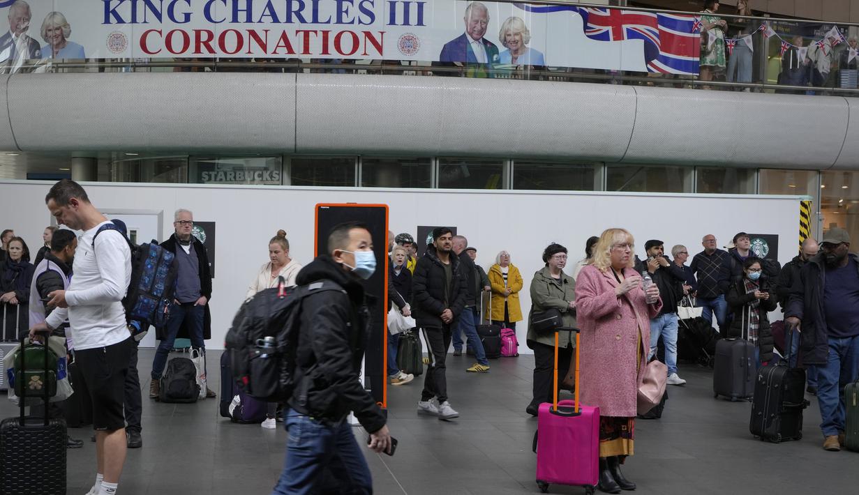 Spanduk perayaan penobatan Raja Charles III dipajang di Stasiun Kings Cross di London, Senin, 1 Mei 2023. Penobatan Raja Charles III akan berlangsung di Westminster Abbey pada 6 Mei. (AP Photo/Kirsty Wigglesworth)