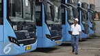 Petugas mengecek kondisi bus gandeng yang siap dioperasikan di Pul PT Mayasari Bakti, Klender, Jakarta Timur, Selasa (26/4). PT Mayasari Bakti mengoperasikan sebanyak 51 bus gandeng untuk mendukung PT Transjakarta. (Liputan6.com/Immanuel Antonius)