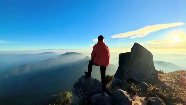 Pendaki di Gunung Khao Mokochu adalah sebuah puncak di Provinsi Kamphaeng Phet, Thailand.