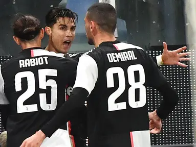 Striker Juventus, Cristiano Ronaldo, melakukan selebrasi usai membobol gawang Sampdoria pada laga Serie A 2019 di Stadion Luigi Ferraris, Rabu (18/12). Juventus menang 2-1 atas Sampdoria. (AP/Luca Zennaro)