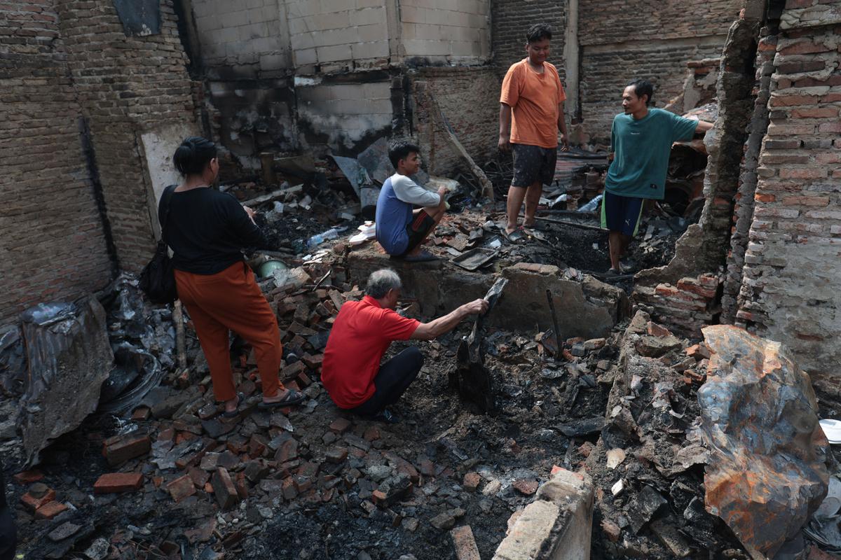 Warga Mengais Sisa Harta Benda Usai Kebakaran di Kramat Pulo Dalam