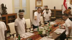 Presiden Joko Widodo (Jokowi) mengundang pemenang lomba festival Gapura Cinta Negeri makan siang bersama di Istana Merdeka, Selasa (3/9/2019). Pemenang lomba yang diundang makan siang bersama Jokowi, yakni warga yang berasal dari Kabupaten Yapen dan Kabupaten Nduga. (Liputan6.com/Angga Yuniar)