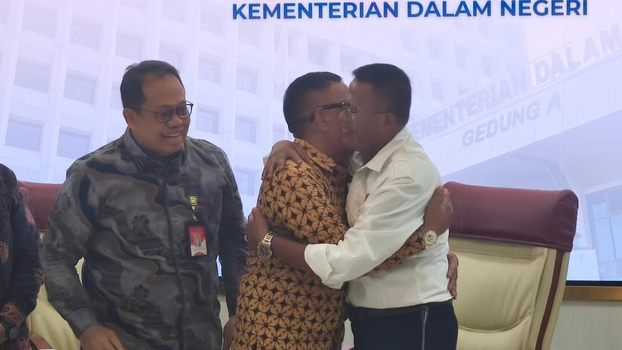 VIDEO: Wali Kota Prabumulih Minta Maaf Usai Heboh Pecat Kepsek SMP, Berakhir Pelukan