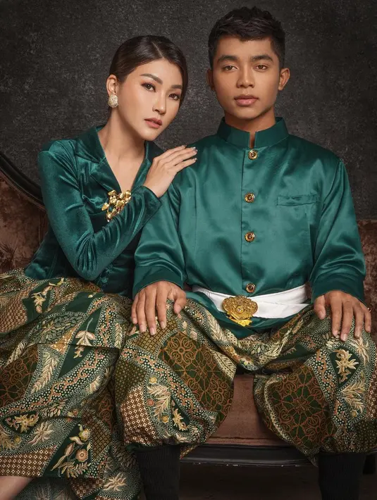 Atasan ini dipadukan dengan celana batik yang serupa dengan Sarwendah dan belt putih [@robinalfian_photography]