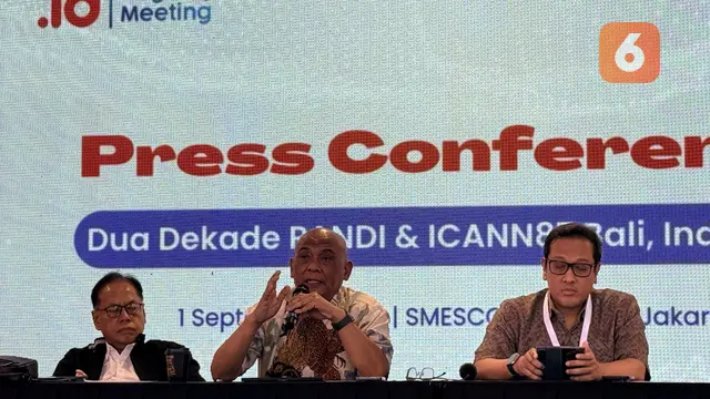 Wakil Ketua PANDI bidang organisasi dan keuangan, Andi Muhammad Natsir Amal; Ketua PANDI, Isnawan Aslam; Wakil Ketua PANDI bidang Teknis dan Administrasi Registri, Ery Puntha Hendraswara di sesi konferensi pers perayaan 20 tahun PANDI. Liputan6.com/Iskand