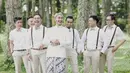 Selain Syahnaz Sadiqah, Jeje Govinda pun juga didampingi oleh para Groomsmen tampan di hari pernikahannya. Senyuman Jeje yang kini telah menjadi seorang suami pun tampak lepas berbahagia. (Instagram/cafeduchocolatcorp)