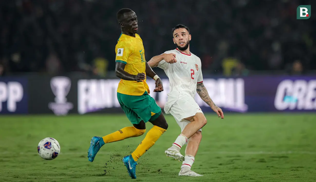 Calvin Verdonk kukuh mengawal lini belakang Timnas Indonesia saat bersua Australia. Kerja keras dan ketenangannya memberikan rasa aman pertahanan Garuda. Penggawa NEC Nijmegen ini sukses meredam lini serang Australia dan memaksa duel berakhir imbang tanpa gol. (Bola.com/Bagaskara Lazuardi)