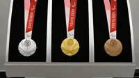 Medali perak, emas, dan perunggu Paralimpiade Tokyo 2020 ditampilkan saat Chef de Mission Seminar bersama Komite Paralimpiade Nasional masing-masing negara di Tokyo, Jepang, Selasa (10/9/2019). Medali Paralimpiade Tokyo 2020 dibuat ramah untuk atlet tunanetra. (Toshifumi Kitamura/AFP)