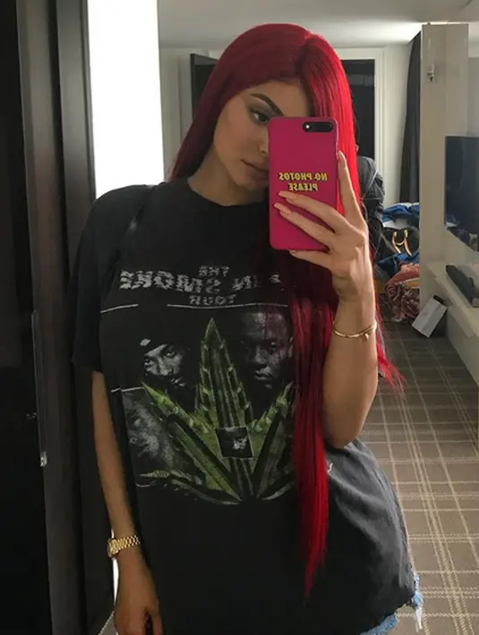 Biasanya, Kylie selalu mengunggah foto di akun Instagramnya dengan penampilan yang seksi dan memamerkan perutnya. Hal ini tidak terjadi di unggahan terbarunya, di mana Kylie mengenakan baju yang ukurannya lebih besar. (Instagram/kyliejenner)