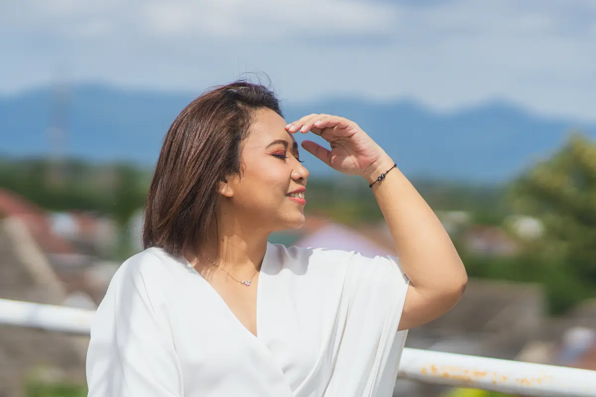 wanita maret sembuh dari patah hati