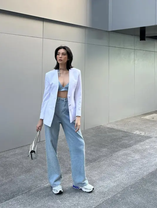 Bralette dan blazer, sebuah paduan unik yang inspiratif. Berikan kesan twist pada tampilan dengan memadukan chunky sneakers yang seru untuk digunakan.  [Foto: Instagram/ Tamaradai]