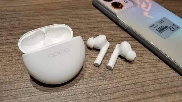 Oppo Reno8 5G berdampingan dengan Enco Buds2. Dok: Liputan6.com/Agustinus Mario Damar