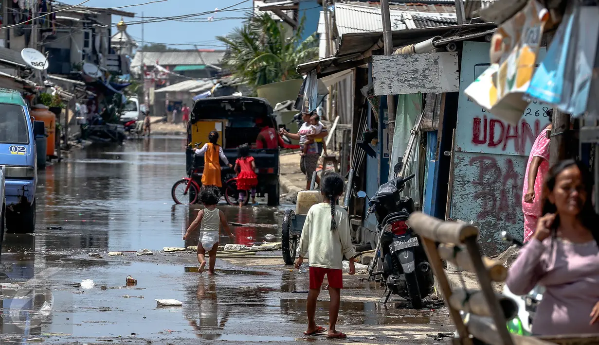 Pemprov DKI Jakarta berencana merelokasi pemukiman nelayan di Kali Adem ke rusun Muara Baru karena kawasan tersebut bagian dari revitalisasi pelabuhan, Muara Angke, Jakarta Utara, Senin (2/1). (Liputan6.com/Faizal Fanani)