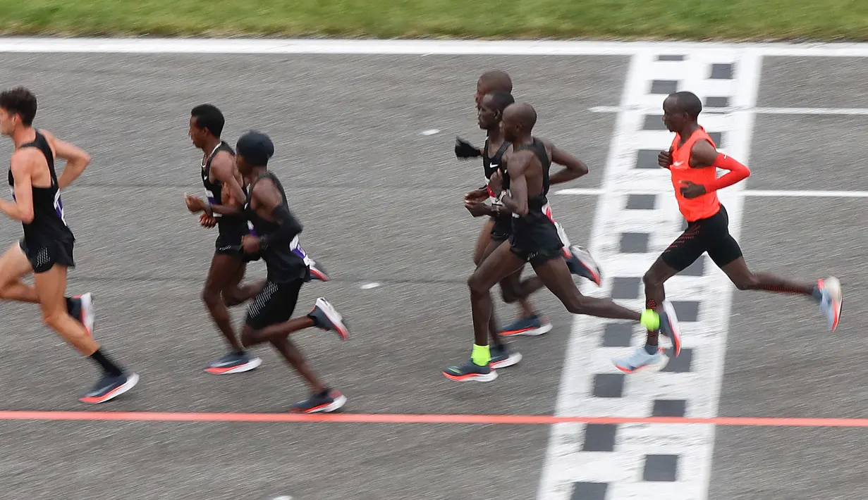 Sejumlah atlet bersaing dalam lari maraton di bawah 2 jam pada event Breaking2 di Sirkuit Monza, Italia, Sabtu (6/5). Mereka berlari dalam project Breaking2 yang diselenggarakan Nike untuk memecahkan batas waktu lari jarak jauh. (AP Photo/Luca Bruno)