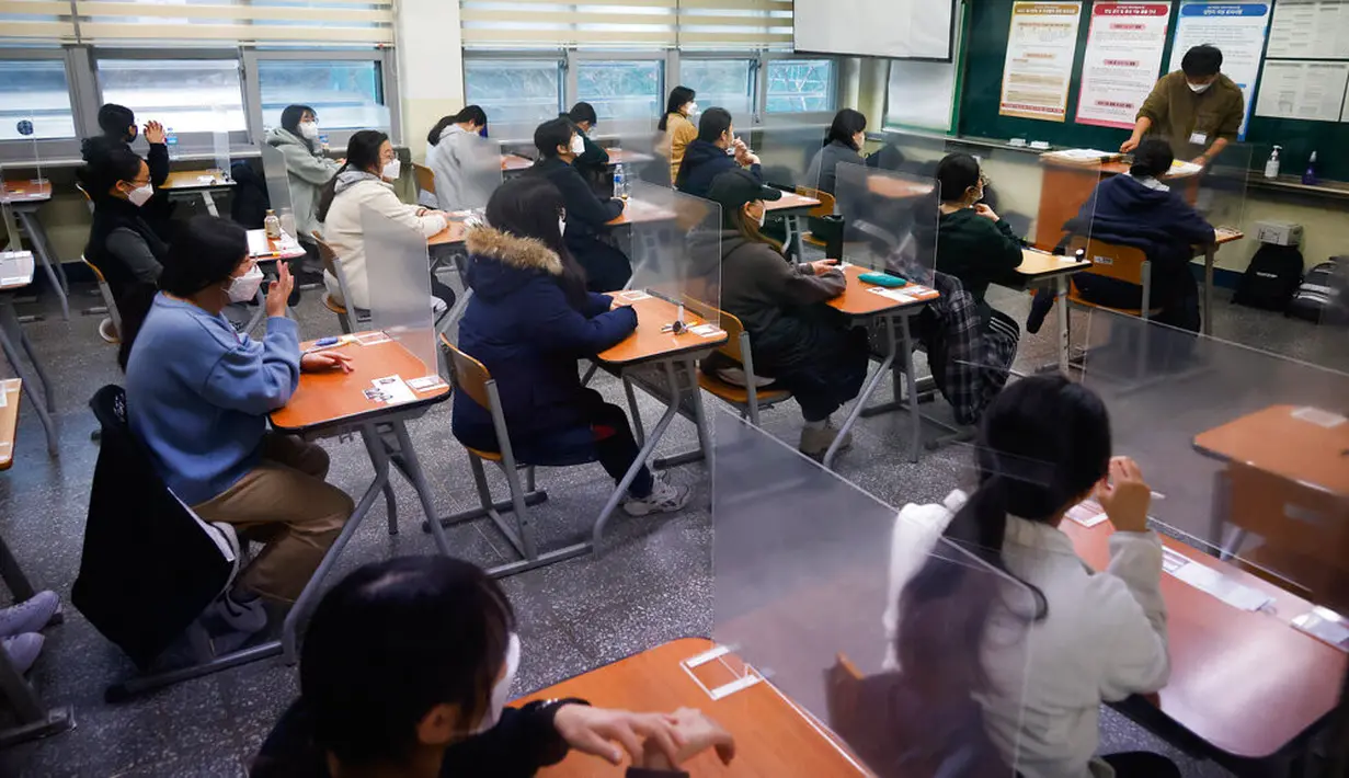 <p>Para siswa menunggu dimulainya ujian masuk perguruan tinggi di Seoul, Korea Selatan, Kamis (3/12/2020). Di tengah pandemi COVID-19, pejabat Korea Selatan mendesak orang untuk tetap di rumah karena sekitar setengah juta siswa mempersiapkan ujian masuk perguruan tinggi. (Kim Hong-Ji/Pool Photo via AP)</p>