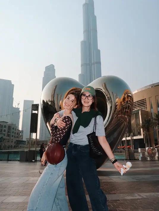 Luna Maya jadi salah satu public figure yang berani untuk tampil bare face di aktivitas sehari-hari. Seperti saat liburan bareng bestie ke Dubai baru-baru ini [@lunamaya]
