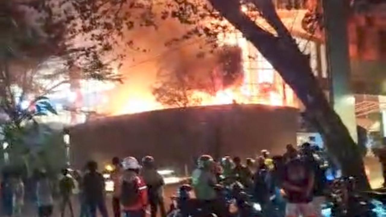 Mal Nipah Makassar terbakar. (merdeka.com/istimewa).