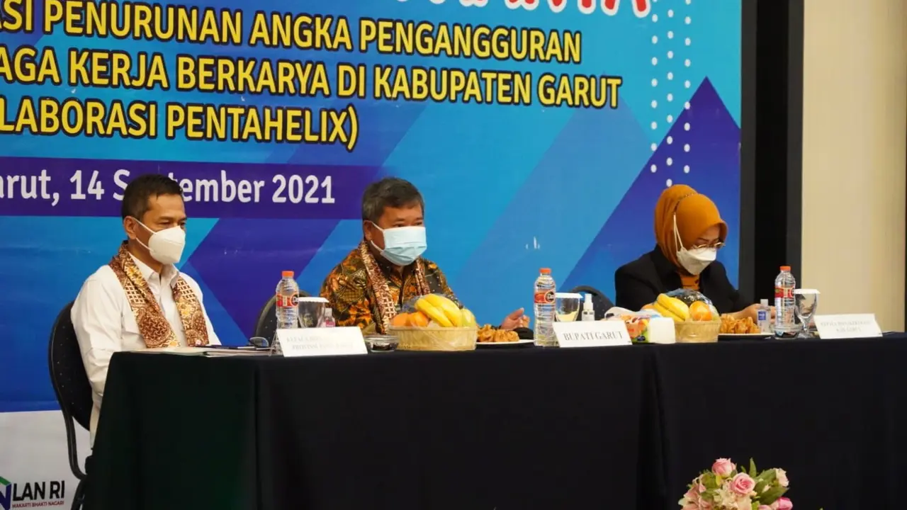 Bupati garut Rudy Gunawan menyatakan, Program Gentra Karya, merupakan gerakan perubahan bersama dengan menghasilkan lapangan kerja baru, sebagai upaya  menekan pengangguran di daerah.