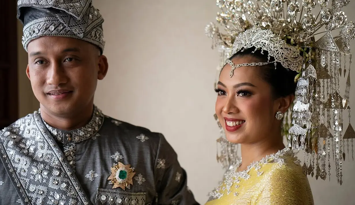 Sekar Tandjung, yang juga anggota DPRD Kota Surakarta, menyampaikan rasa terima kasihnya kepada Jokowi dan Prabowo atas kesediaannya menjadi saksi nikah. Kehadiran para tokoh ini menambah kesan megah dan bersejarah pada acara tersebut. (Liputan6.com/IG/@sekar.tandjung)