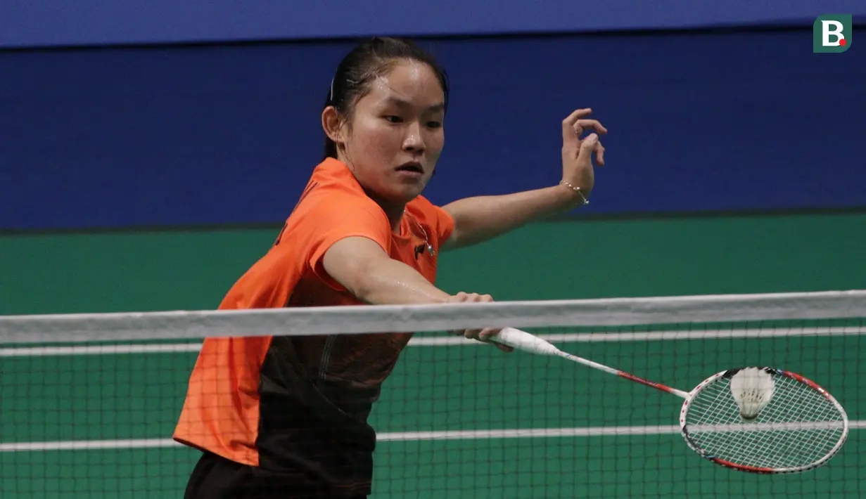 Tunggal putri, Ruselli Hartawan, beraksi saat melawan tunggal Malaysia, Kisona Selvaduray, pada laga final Bulutangkis di SEA Games 2019 di Multinlupa Sports Complex, Senin (9/12). Ruselli meraih perak setelah kalah dengan skor 22-20, 14-21 dan 13-21. (Bola.com/M Iqbal Ichsan)