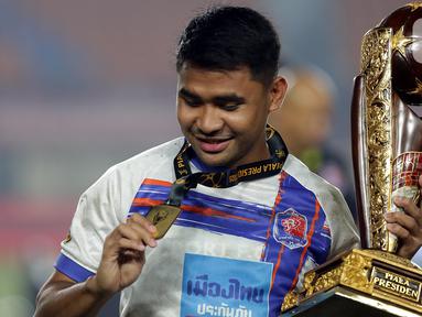 Pemain Port FC, Asnawi Mangkualam tersenyum melihat medali juara Piala Presiden 2025 di Stadion Si Jalak Harupat, Soreang, Kabupaten Bandung, Jawa Barat, Minggu (13/7/2025). (Liputan6.com/Helmi Fithriansyah)
