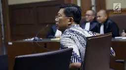 Presiden Direktur PT Grand Kartech, Kenneth Sutardja saat menjalani sidang pembacaan dakwaan di Pengadilan Tipikor, Jakarta, Rabu (12/6/2019). Kenneth Sutardja didakwa dalam kasus dugaan suap kepada Direktur PT Krakatau Steel, Wisnu Kuncoro. (Liputan6.com/Helmi Fithriansyah)