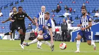 Pemain Manchester City, Raheem Sterling, mencetak gol ke gawang Brighton and Hove Albion pada laga Premier League di Stadion Falmer, Sabtu (11/7/2020). Manchester City menang 5-0. (Cath Ivill/Pool via AP)